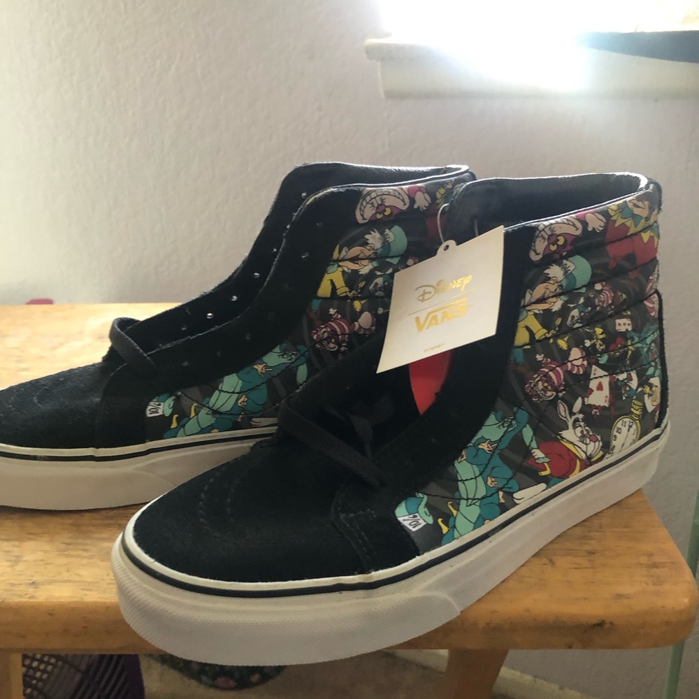 BRAND NEW Disney Vans Alice In Wonderland